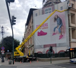 Montaż banerów reklamowych