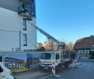 Prace budowlane z użyciem podnośnika koszowego