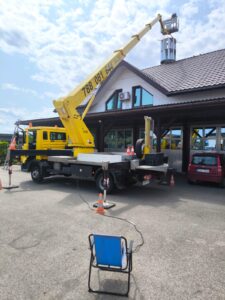 Podnośnik koszowy przy montażu turbiny wiatrowej