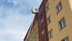 Mycie elewacji bloku mieszkalnego