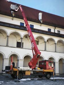Naprawa kominów z użyciem podnośnika koszowego
