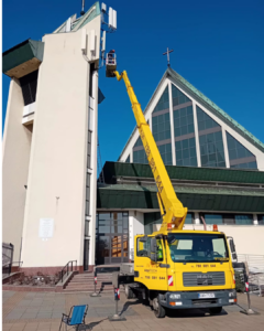 Montaż anten na budynku kościoła