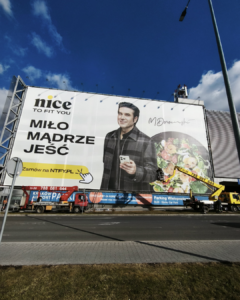 Montaż reklamy w pobliżu lotniska