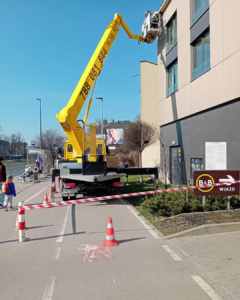 Wymiana lampy na budynku