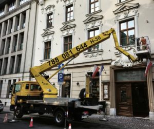 Prace przy zabytkowym budynku z użyciem podnośnika koszowego